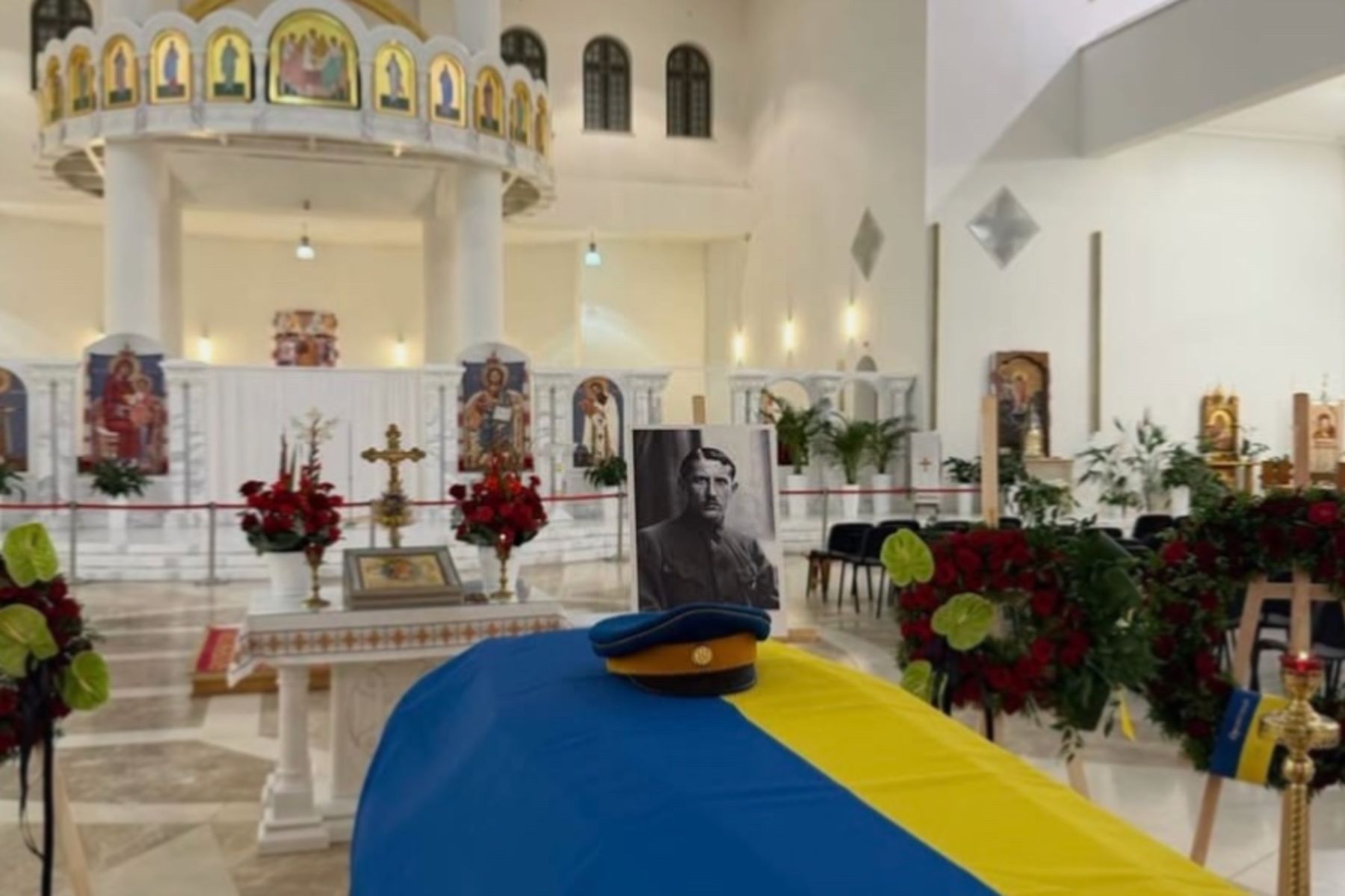 Домовина Євгена Коновальця прибула до Патріаршого собору Воскресіння Христового в Києві Домовина Євгена Коновальця прибула до Патріаршого собору Воскресіння Христового в Києві