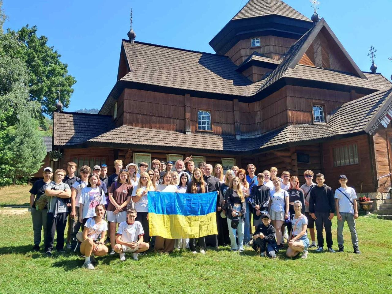 «Як будувати рідну хату»: у Карпатах відбулися духовно-патріотичні табори для дітей та молоді з Фастова «Як будувати рідну хату»: у Карпатах відбулися духовно-патріотичні табори для дітей та молоді з Фастова